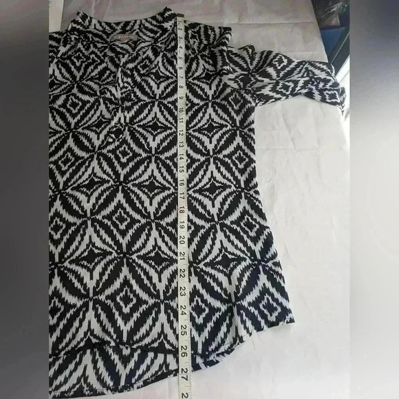 Banana Republic Ladies Size M V Neck  3/4 Sleeved Blouse - Picture 9 of 12